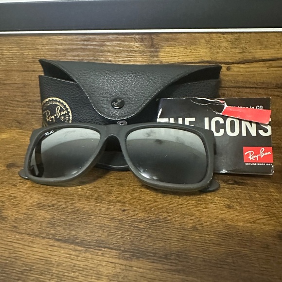 Ray-Ban Wayfarer Classic Black Sunglasses with Case - Picture 1 of 4